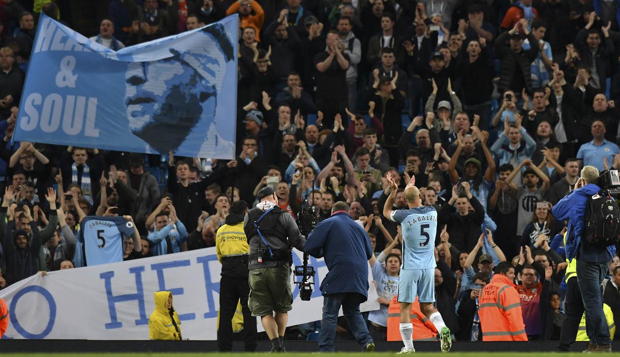 Bek Manchester City, Pablo Zabaleta, menyapa suporter usai pertandingan Liga Inggris melawan West Bromwich Albion di Stadion Etihad, Selasa, (16/05/2017). Zabaleta resmi pamit dari klub Manchester City. (AFP/ Anthony Devlin)