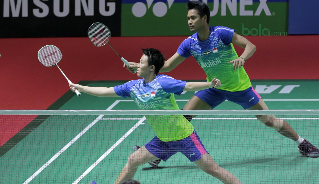 Lilyana Natsir/Tontowi Ahmad berusaha menjangkau kok saat melawan pasangan China, Zhang Nan/Li Yinhui pada perempat final Indonesia Open 2018 di Istora Senayan, Jakarta, (6/6/2018). Tontowi/Liliyana menang 21-17, 21-14. (Bola.com/Nick Hanoatubun)