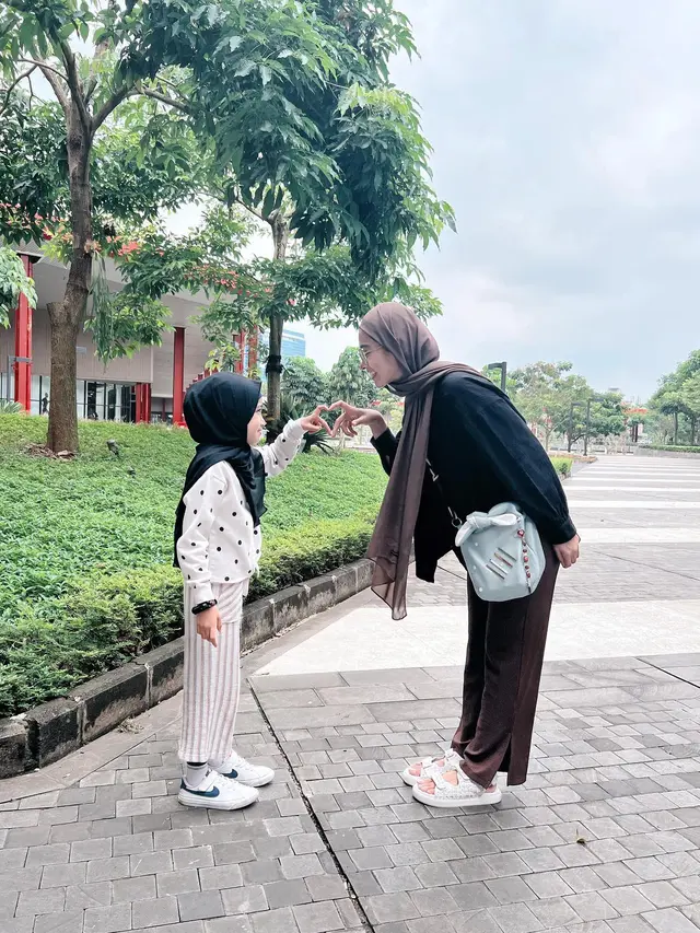 Poppy Bunga dan anaknya, Khanza (Instagram.com/poppybungariphat)