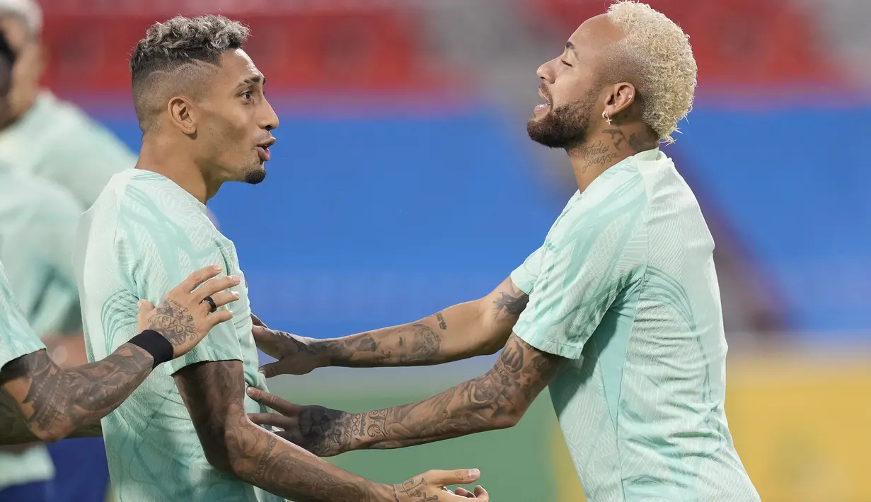 Bahkan Neymar terlihat sedang bercanda dengan Raphinha dalam latihan tersebut. Timnas Brasil memang terkenal dengan pemainnya yang kerap iseng terhadap sesama pemain ketika waktu latihan. (AP Photo/Andre Penner)