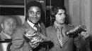 Eusebio. Eks striker Timnas Portugal yang wafat pada 5 Januari 2014 dalam usia 71 tahun ini total mencetak 9 gol saat menjadi top skor pada Piala Dunia 1966 di Inggris. Portugal pun dibawanya finis di peringkat ketiga setelah menang 2-1 atas Uni Soviet di laga perebutan tempat ketiga, di mana satu gol sukses dicetaknya. Dari 6 laga, ia hanya absen mencetak gol di laga pembuka fase grup saat menang 3-1 atas Hongaria. Ketajamannya dibuktikan di laga perempatfinal dengan mencetak 4 gol ke gawang Korea Utara yang berkesudahan 5-3. (AFP/Staff)