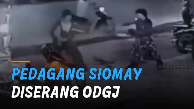 Video CCTV memperlihatkan penjual siomay yang diserang oleh orang dengan gangguan jiwa (ODGJ).