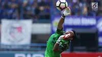 Penjaga gawang Persib, M Natshir menepis bola saat laga melawan Sriwijaya FC pada laga pembuka Piala Presiden 2018 di Stadion GBLA, Bandung, Selasa (16/1). Persib unggul 1-0. (Liputan6.com/Helmi Fithriansyah)