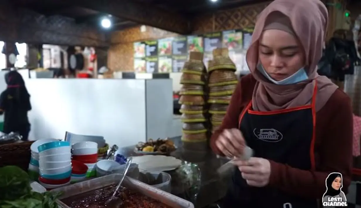 Lesti Kejora di rumah makan miliknya (YouTube/Lesti Channel)