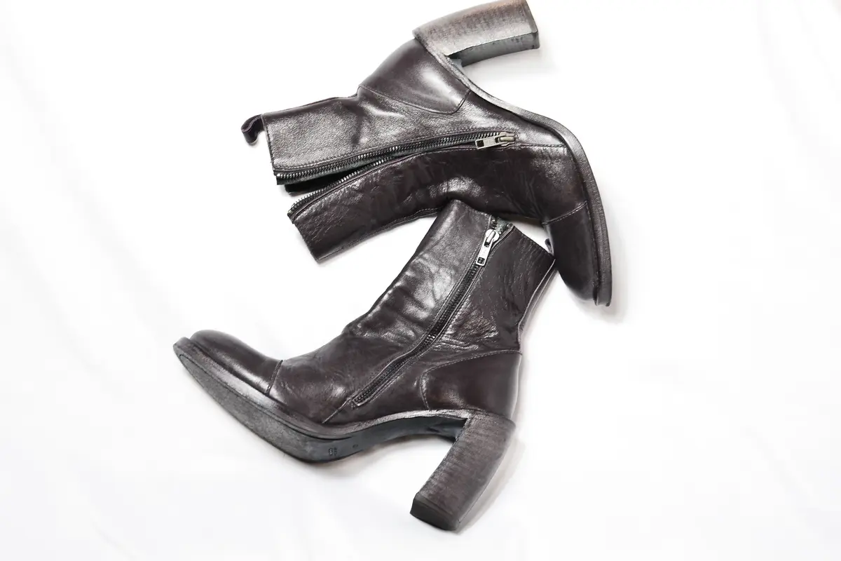 How To: 4 Cara Ampuh Bersihkan Noda dan Jamur di Sepatu Kulit agar Kembali Kinclong