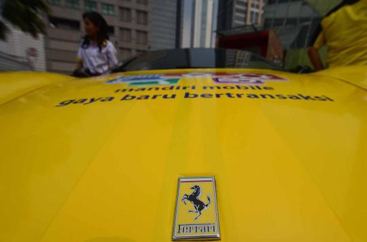Taksi Ferrari untuk promosi Bank Mandiri