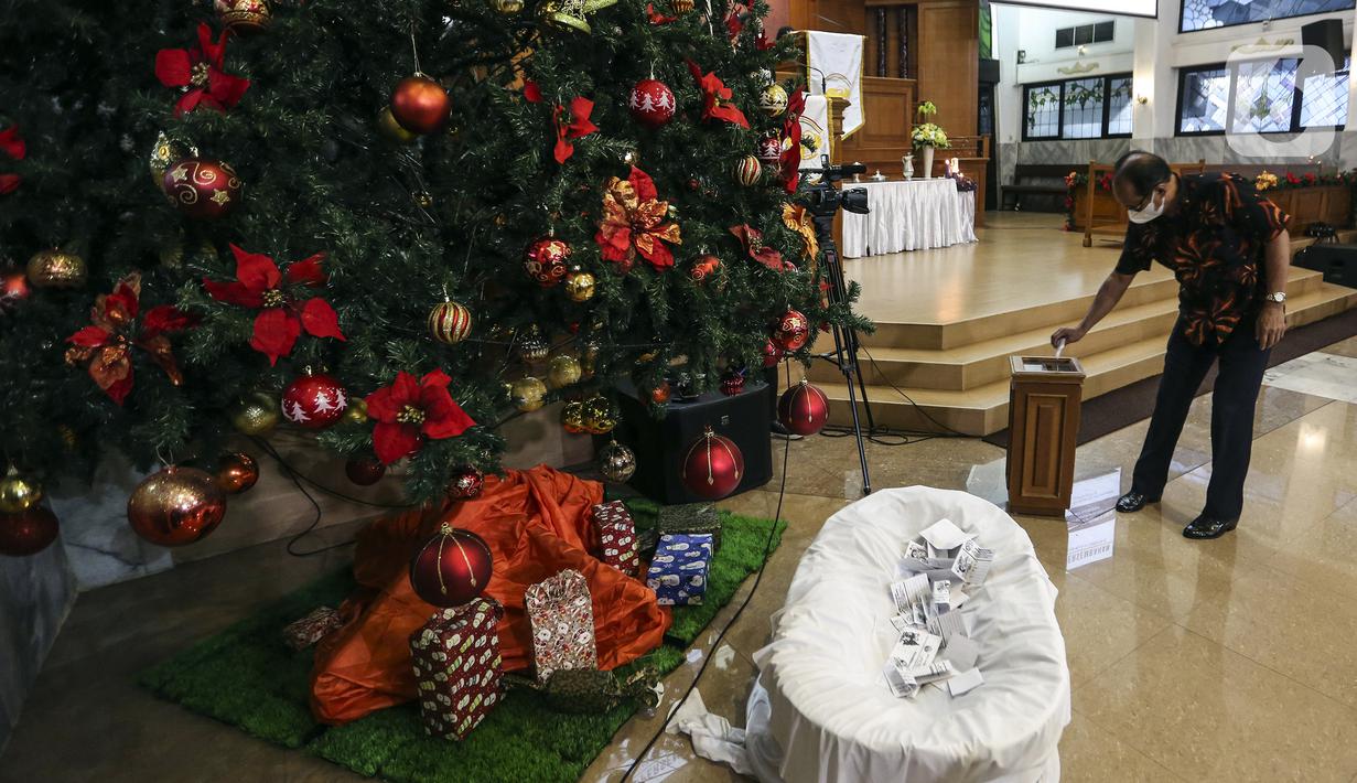 Jemaat mengikuti ibadah perayaan malam Natal di Gereja Protestan Indonesia Bagian Barat (GPIB) Effatha, Jakarta, Jumat (24/12/2021). Ibadah malam ini membawa pesan untuk terus berpengharapan dan bersukacita di tengah situasi yang sulit karena pandemi COVID-19. (Liputan6.com/Johan Tallo)