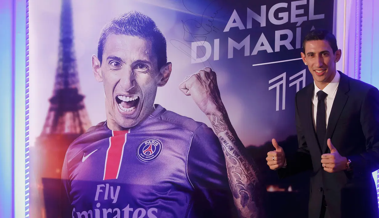 Pemain asal Argentina, Angel Di Maria berpose usai konferensi pers, Prancis, Kamis (7/8/2015) waktu setempat. Pemain sayap Timnas Argentina itu telah menandatangani kontrak empat tahun dengan dengan Paris St Germain (PSG). (REUTERS/Christian Hartmann)