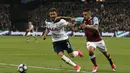 Mantan Pemain Tottenham Hotspur, Kyle Walker (kiri) menerima durasi kontrak bersama Manchester City selama tiga tahun. (AFP/Ian Kington)