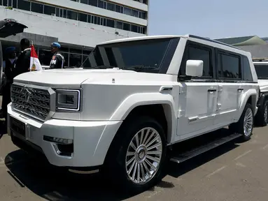 Tampilan mobil Maung 'Garuda' buatan PT Pindad yang bakal digunakan Presiden ke-8 Republik Indonesia, Prabowo Subianto saat berada di area parkir kompleks Parlemen RI, Jakarta, Minggu (20/10/2024). (Liputan6.com/Herman Zakharia)
