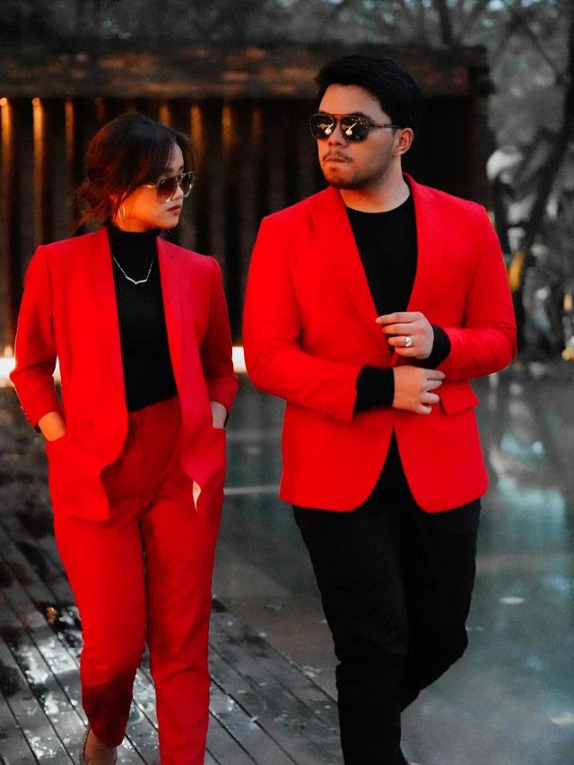 Fuji dan Thariq Halilintar serasi mengenakan jas couple warna merah (Foto: Instagram/@thariqhalilintar)