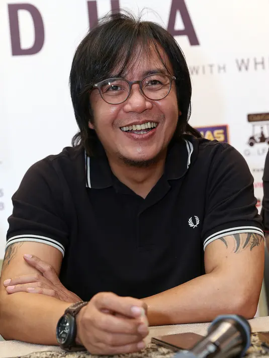 'Untuk persiapan konser ini tentunya makan teratur, push up, dan sit up. Itu yang menyangkut fisik. Sedangkan untuk teknik latihannya di studio. Sudah beberapa kali,' papar Ari Lasso. (Wimbarsana Kewas/Bintang.com)