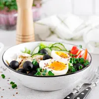 Resep Overnight Oats Gurih dengan Topping Telur dan Sayur./Copyright depositphotos.com/yelenayemchuk