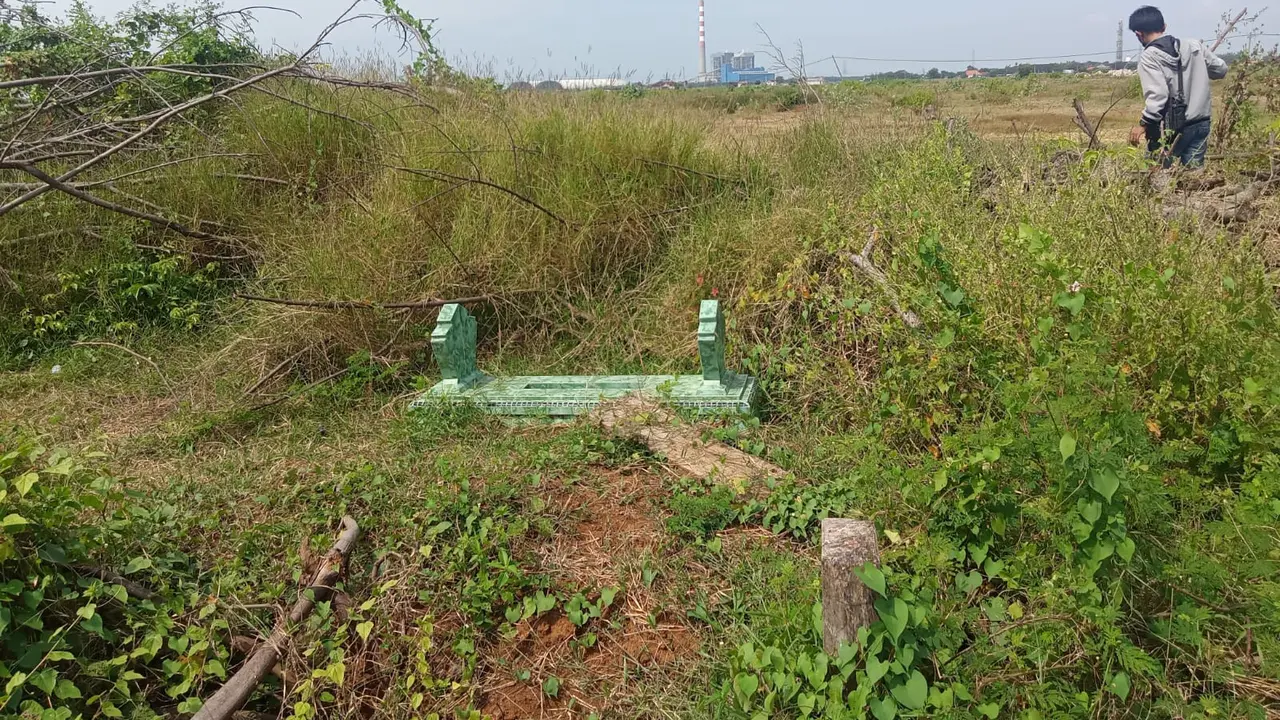 Kuburan di Tuban digusur untuk proyek kilang minyak. (Adirin/Liiputan6.com)