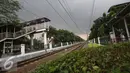 Jembatan Penyeberangan Orang (JPO) di kawasan Tanjung Barat, Jakarta, Jumat (11/11). Buruknya desain menyebabkan JPO tersebut tidak tersambung, sehingga warga harus membeli tiket kereta jika ingin menyeberang. (Liputan6.com/Immanuel Antonius)