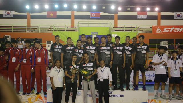 Ketua Umum PP. PBVSI, Komjen Pol (P) Imam Sudjarwo mendampingi Surabaya Bhayangkara Samator saat juara Asian Peace Cup 2019