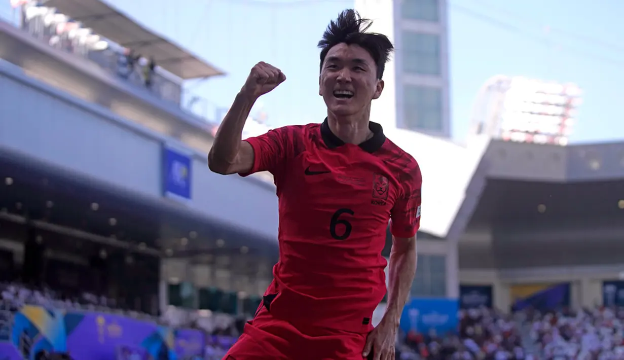 Pendukung Korea Selatan menyoraki wasit tiap kali dia tidak mengeluarkan kartunya ketika pemain Bahrain yang melakukan pelanggaran. Namun tekanan berkurang setelah Ali Madan mendapatkan kartu kuning pada menit ke-31. (AP Photo/Thanassis Stavrakis)