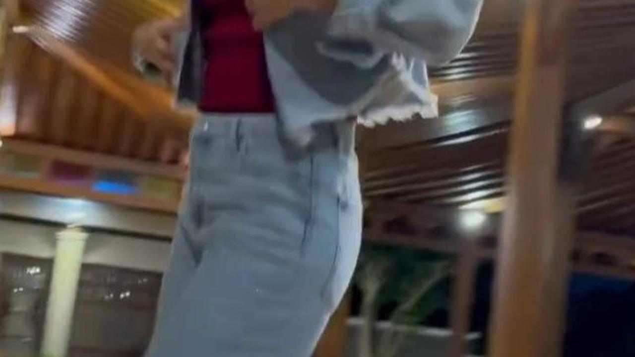 Happy Asmara dikenal sebagai artis yang sangat enerjik di atas panggung.&nbsp;