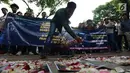 Massa melakukan aksi tabur bunga di depan kantor Komnas HAM, Jakarta Pusat, Rabu (12/12). Aksi tersebut dilakukan oleh Aliansi Mahasiswa & Pemuda (AMP) Indonesia Menolak Lupa untuk memperingati Hari HAM Sedunia pada 10 Desember. (Merdeka.com/Imam Buhori)