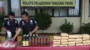 Petugas meyiapkan barang bukti kejahatan dalam rilis di halaman Polres Metro Pelabuhan Tanjung Priok, Kamis (27/10). Barang bukti ini terdiri dari pupuk palsu sebanyak 72 ton, senjata tajam, miras dan ganja seberat 21 kg. (Liputan6.com/Gempur M. Surya)