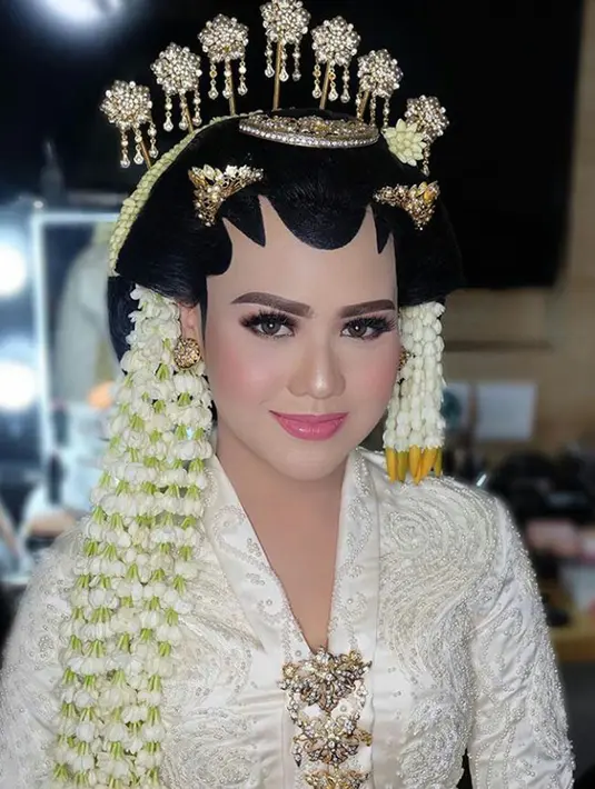 Air mata haru dan bahagia mengucur dari pelupuk Mytha ketika meminta restu dari kedua orang tuanya. Setelah itu, disusul dengan Barry yang mengucapkan ijab kabulnya dengan mas kawin berupa logam mulia seberat 26 gram. (Instagram/taridonolobo)