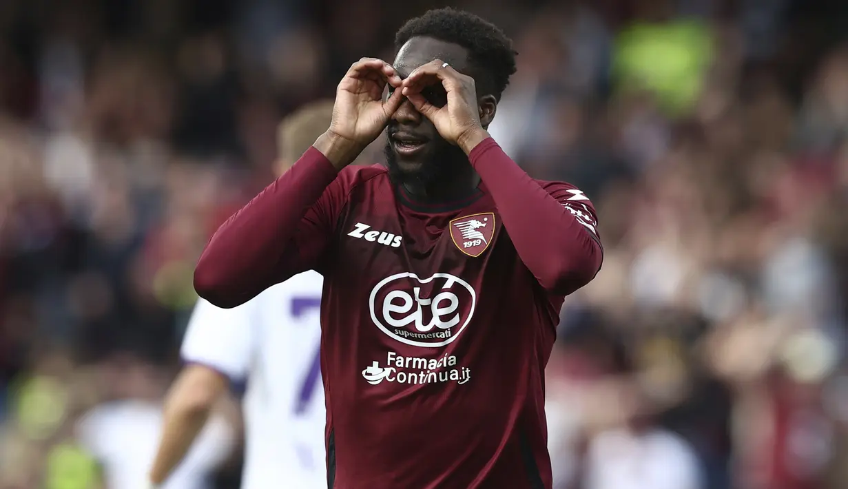 Selebrasi striker Salernitana, Boulaye Dia setelah mencetak gol ke gawang Fiorentina pada laga Liga Italia 2022/2023 di Arechi Stadium, Salerno (3/5/2023). Boulaye Dia hingga kini telah mencetak 15 gol dan 6 assist dari 30 laga. (LaPresse via AP Photo/Alessandro Garofalo)
