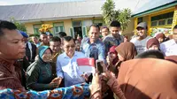 Kedatangan JK disambut antusiasme siswa dan para pengajar SDN 2 Manurunge, Bone, Sulawesi Selatan. (Liputan6.com/Faizal Fanani)