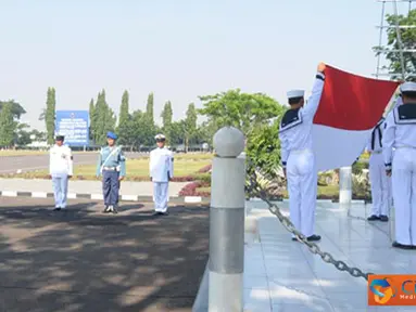 Citizen6, Surabaya: Pengibaran bendera Peringatan HUT TNI AL ke-67 di lapangan Laut Maluku, Kesatrian Bumimoro Kobangdikal, Senin (10/9). (Pengirim: Penkobangdikal).