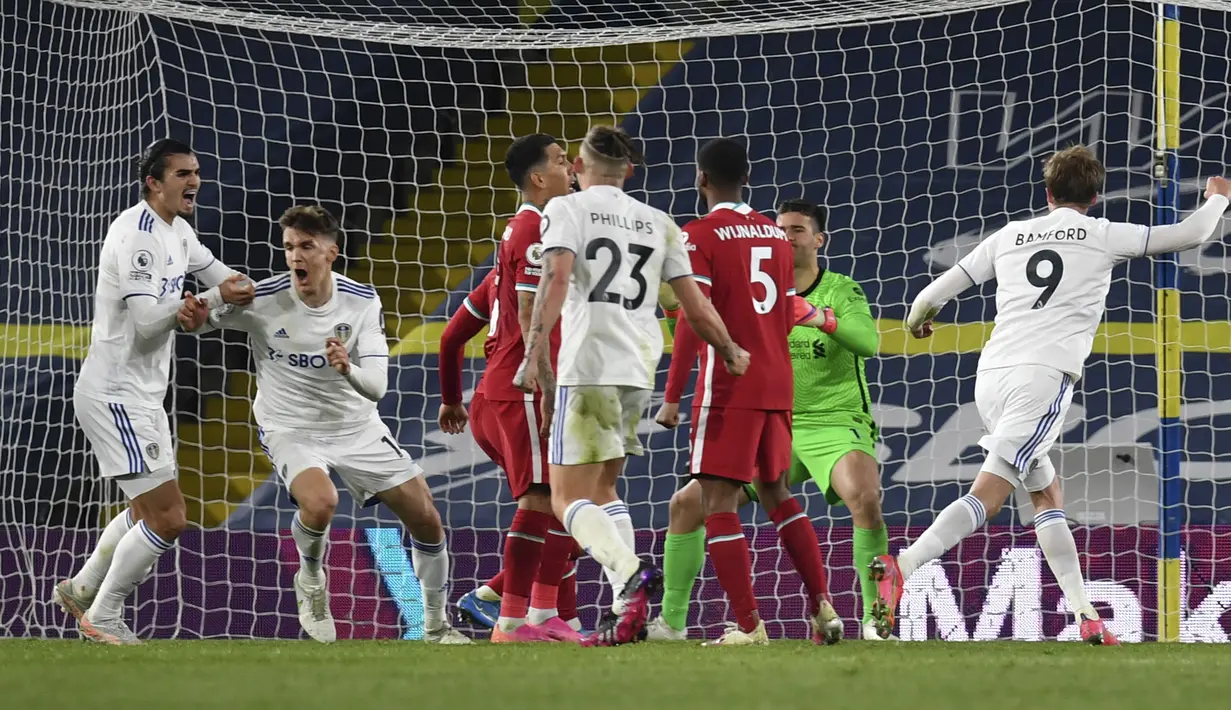 Pemain Leeds United Diego Llorente (kedua kiri) melakukan selebrasi usai mencetak gol ke gawang Liverpool pada pertandingan Liga Inggris di Stadion Elland Road, Leeds, Inggris, Senin (19/4/2021). Pertandingan berakhir dengan skor 1-1. (Paul Ellis/Pool via AP)