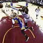 Forward Cleveland Cavaliers, LeBron James (23), coba menghentikan guard Golden State Warriors, Stephen Curry (30), pada gim 4 final NBA 2017. Curry akan coba diredam James dan kawan-kawan pada gim 5. (AP Photo/Kyle Terada)