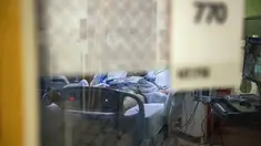 Seorang pasien terinfeksi Covid-19 duduk di tempat tidur di ruang tekanan negatif di bangsal ICU UMass Memorial Medical Center di Worcester, Massachusetts, Selasa (4/1/2022). Rumah sakit mengklaim mereka dipenuhi pasien dan tidak memiliki banyak tempat tidur tersisa jika ada. (Joseph Prezioso/AFP)