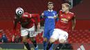 Penyerang Manchester United, Mason Greenwood, menyundul bola saat melawan Brighton and Hove Albion pada laga Liga Inggris di Stadion Old Trafford, Minggu (4/4/2021). MU menang dengan skor 2-1. (Phil Noble/Pool via AP)