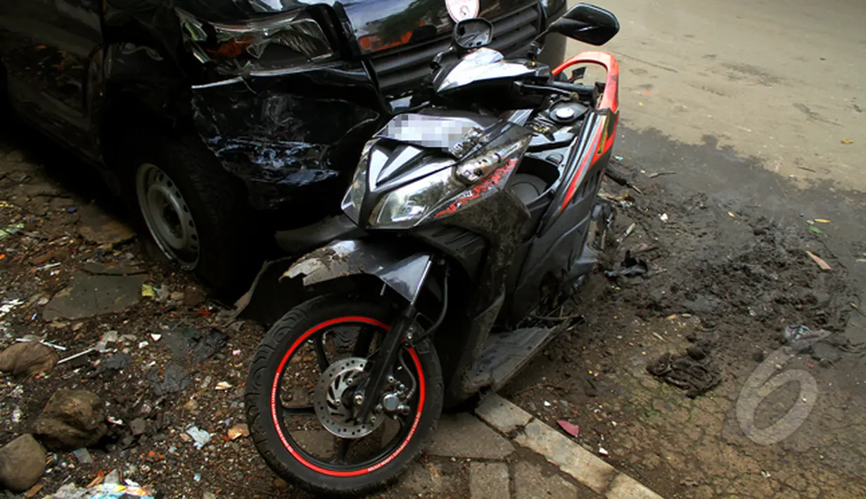 Salah satu motor korban dari tabrakan maut di Arteri Pondok Indah ikut diamankan petugas, Polres Jakarta Selatan, Rabu (21/1/2015). (Liputan6.com/Faisal R Syam)