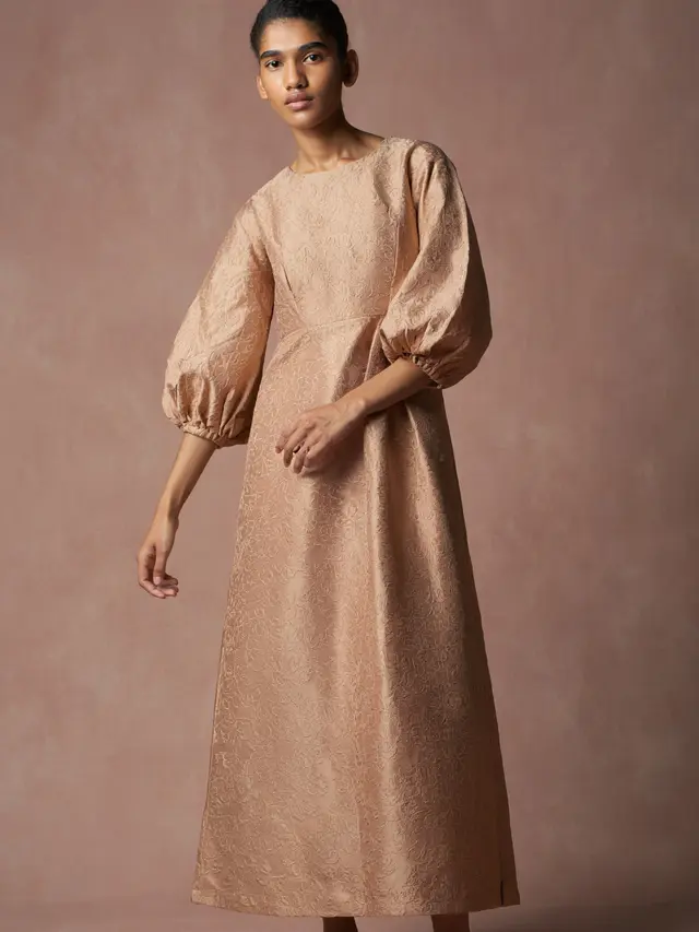 Long Dress Brokat Warna Nude