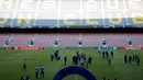 Pemain Inter Milan memeriksa lapangan Camp Nou di Barcelona, Spanyol (23/10). Inter akan bertanding melawan Barcelona pada grup B Liga Champions. (AP Photo/Joan Monfort)