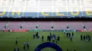 Pemain Inter Milan memeriksa lapangan Camp Nou di Barcelona, Spanyol (23/10). Inter akan bertanding melawan Barcelona pada grup B Liga Champions. (AP Photo/Joan Monfort)