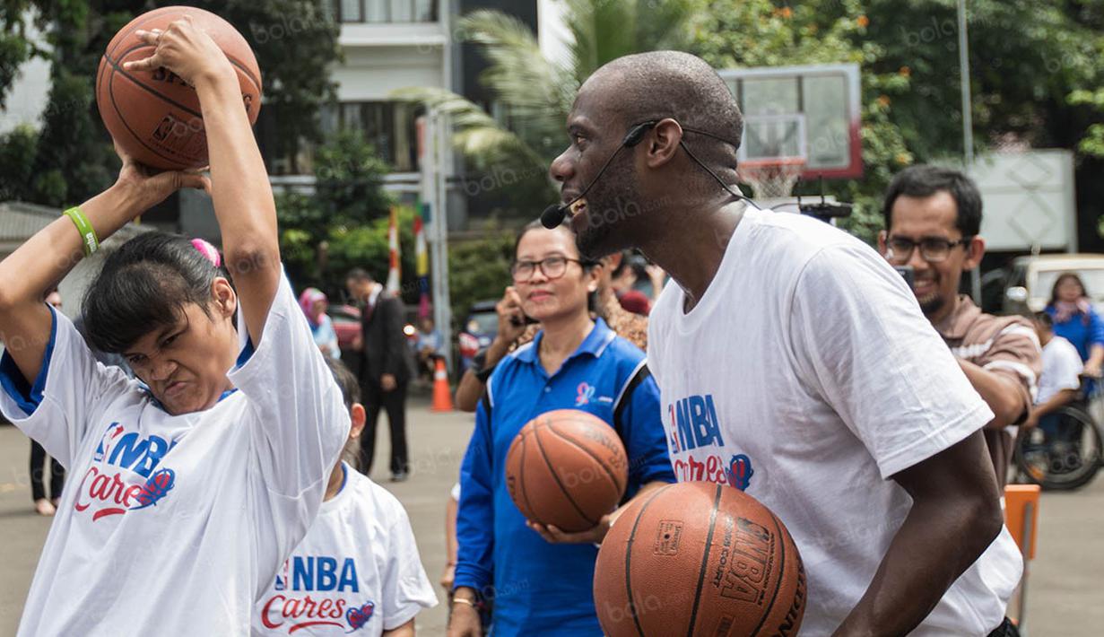 Seorang penyandang disabilitas tampak semangat untuk melakukan shooting yang dilatih perwakilan NBA Asia, Chris Sumner. (Bola.com/Vitalis Yogi Trisna)