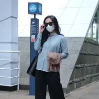 Kamu bisa mencoba mengkombinasikan Basic Shirt dengan Ankle Cullote. Basic Shirt dengan katun akan lebih nyaman saat berada di transportasi umum. (Foto: ThenBlank)