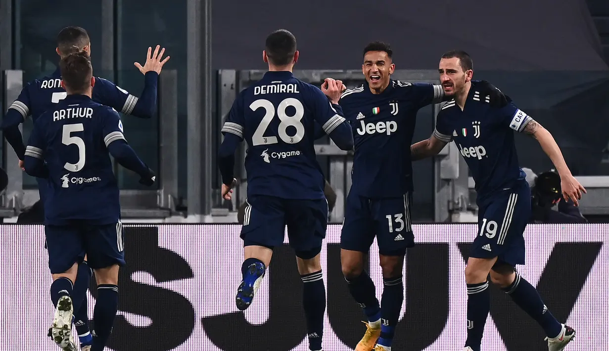 Para pemain Juventus merayakan gol pertama yang dibuat bek Danilo (kedua dari kanan) ke gawang Sassuolo dalam laga lanjutan Liga Italia Serie A 2020/21 pekan ke-17 di Juventus Stadium, Minggu (10/1/2021). Juventus menang 3-1 atas Sassuolo. (AFP/Marco Bertorello)