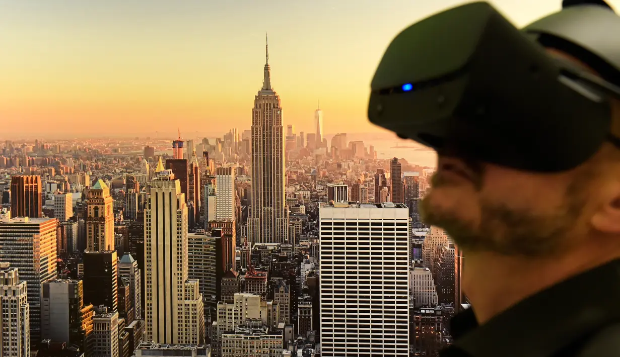 Pengunjung mengenakan kacamata Virtual Reality (VR) 3D untuk melihat karya seni berupa poster pemandangan New York dalam pameran bertajuk 'Tricked! - The Spectacular Illusion Exhibition' di Kastil Augustusburg, Jerman, 1 Oktober 2019. (AP/Jens Meyer)