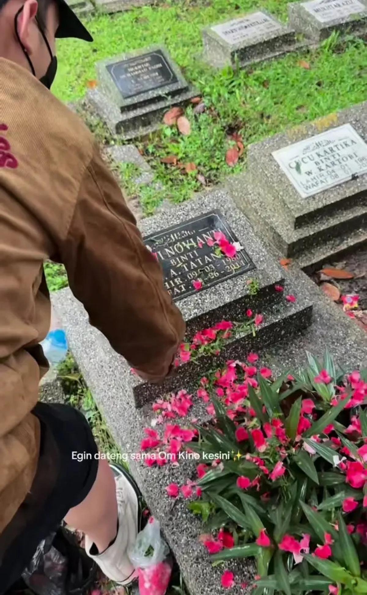 7 Potret Regina Phoenix Ajak Okin ke Makam Ibu, Jadi Orang Pertama Bukan dari Keluarga