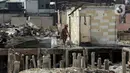 Rumah-rumah terdampak kebakaran tampak hangus. Terlihat puing-puing bangunan imbas kebakaran berserakan di lokasi. (Liputan6.com/Johan Tallo)