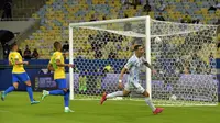 Angel Di Maria melakukan selebrasi setelah mencetak gol pertama timnya ketika pertandingan Final CONMEBOL Copa America 2021 antara Argentina melawan Brasil yang berlangsung di Stadion Maracana, Rio de Janeiro pada Sabtu (10/07/2021). (AFP/Nelson Almeida)