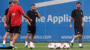 Ekspresi senyum bintang Barcelona, ’Lionel Messi (kanan) saat berlatih di Sports Center FC Barcelona Joan Gamper, Sant Joan Despi (15/8/2017). Barcelona kalah 1-3 pada leg pertama. (AFP/Lluis Gene)