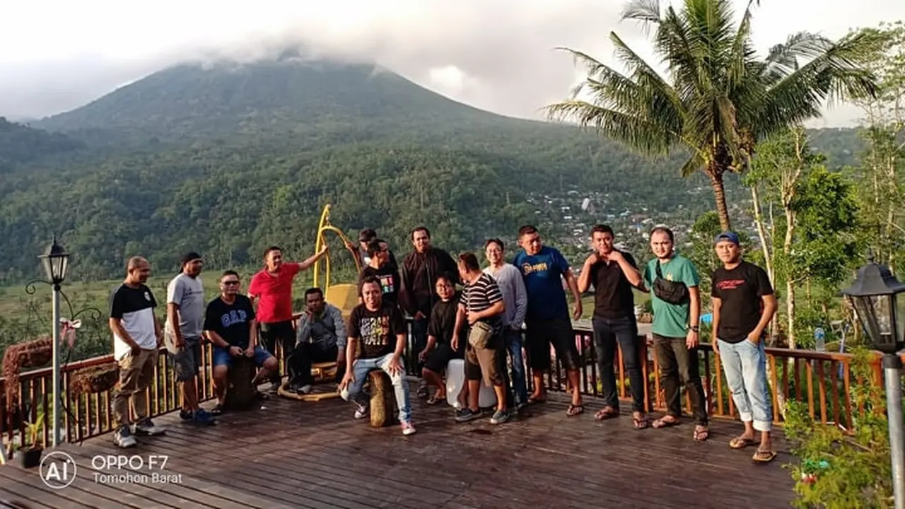 Aktifitas wisatawan  di kawasan Gunung Lokon.