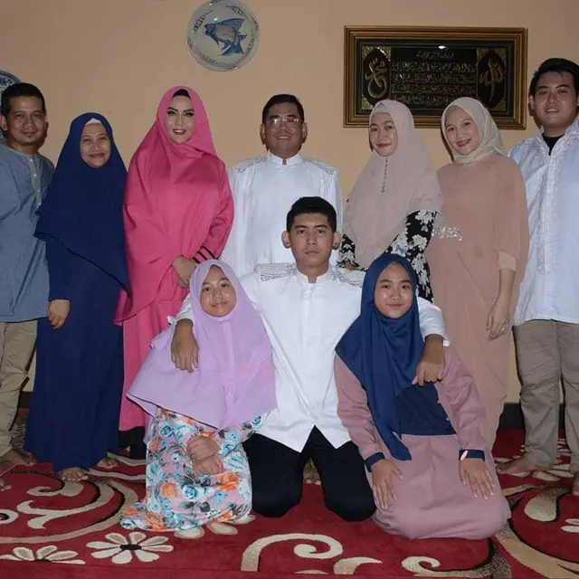 Gugat Cerai, Ini 6 Potret Kebersamaan Nita Thalia dan Istri Pertama Suami