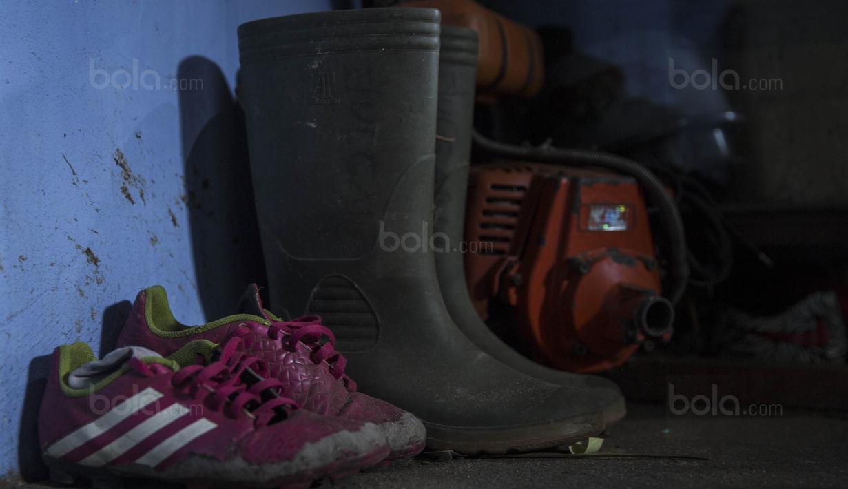 Sepatu bola pinjaman dari teman Alghy Nahumarury yang ada di rumahnya di Tulehu, Maluku, Selasa (15/11/2017). Selama ini Alghy berlatih sepak bola mengandalkan sepatu pinjaman dari teman rumahnya karena belum mampu beli.(Bola.com/Vitalis Yogi Trisna)