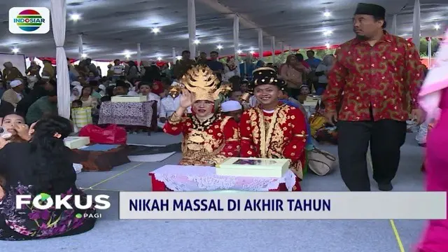 Disaksikan Gubernur DKI dan Aa Gym, 557 pasangan dari seluruh Jakarta mengikuti nikah massal yang berlangsung dengan khidmat dan meriah.