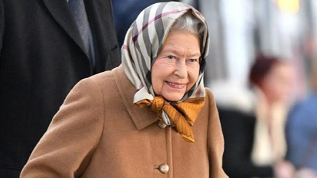 Penampilan Ratu Elizabeth Mengingatkan pada Karakter Gadis Penjual Korek Api, Sepakat?