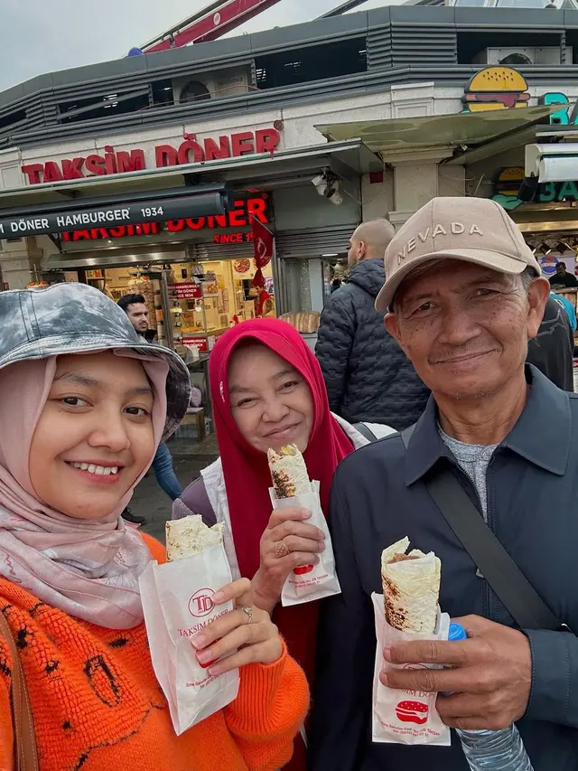 7 Potret Seru Jihan Audy Ajak Liburan Orang Tua Ke Turki